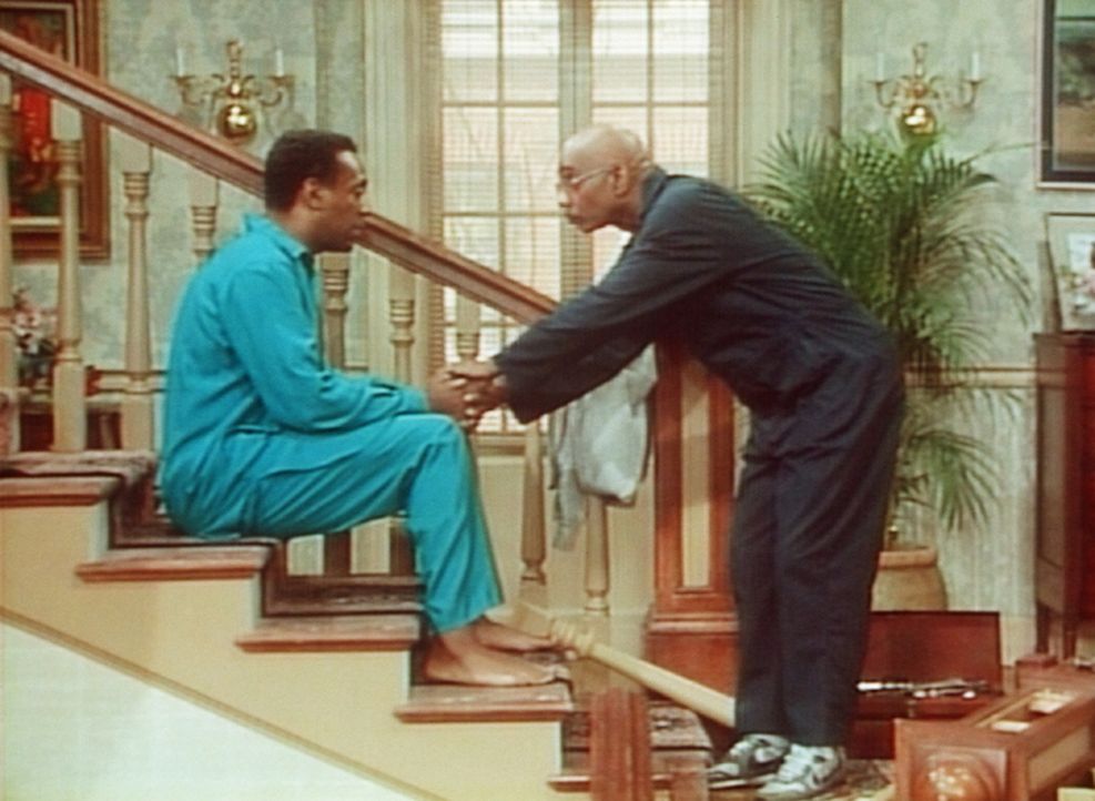 Der Mann, der das Treppengeländer reparieren soll, erklärt Cliff (Bill Cosby, l.) geduldig, was er hier im Hause machen will, doch Cliff versteht... - Bildquelle: Viacom