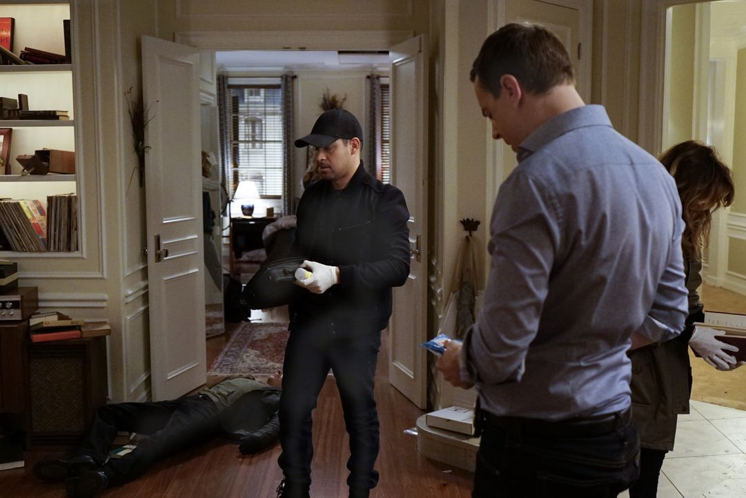 McGee (Sean Murray, r.) ist geschockt, als er sein Apartment völlig zerstört vorfindet und dabei sogar einen der Diebe auf frischer Tat ertappt. Bei... - Bildquelle: 2016 CBS Broadcasting, Inc. All Rights Reserved