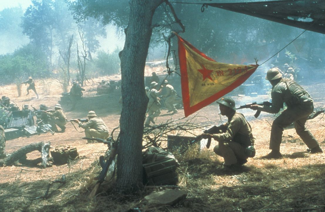 Ringsum im Dschungel kauern ungezählte Krieger des Vietkongs ... - Bildquelle: Paramount Pictures