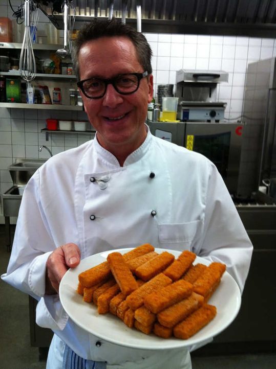 Thema unter anderem: Sternekoch Dirk Hoffmann macht die Kochprobe aufs Exempel. Heute gibt es einen Fischstäbchen-Salat. Ob er schmeckt oder einem... - Bildquelle: kabel eins