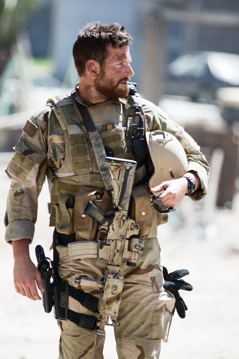 Während daheim seine Frau und die Kinder um ihn zittern, riskiert US-Navy-SEAL und Scharfschütze Chris Kyle (Bradley Cooper) bereits zum wiederholte... - Bildquelle: 2014 Warner Bros. Entertainment Inc.