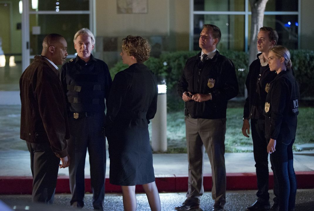 SecNav Sarah Porter (Leslie Hope, 3.v.l.) droht Vance (Rocky Carroll, l.) mit Entlassung. Doch wird es das Team um Gibbs (Mark Harmon, 2.v.l.), Tony... - Bildquelle: Monty Brinton CBS Television / Monty Brinton
