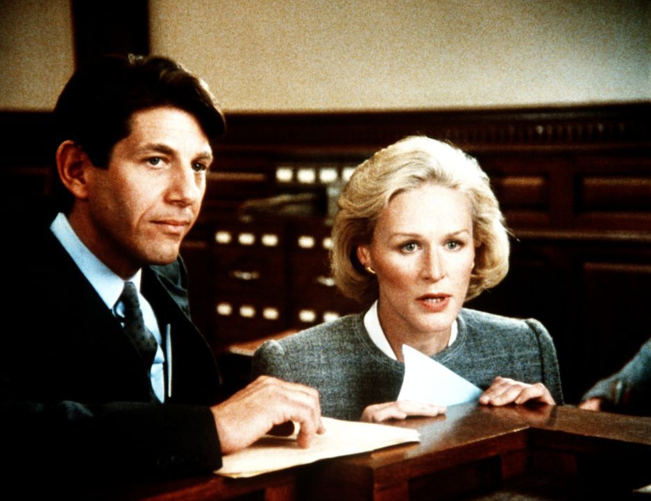 Staatsanwalt Krasny (Peter Coyote, l.) und Verteidigerin Barnes (Glenn Close, r.) kämpfen nicht nur im Gerichtssaal gegeneinander... - Bildquelle: Columbia Pictures