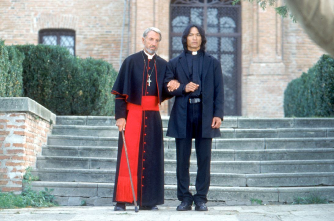 Zusammen mit dem alten Priester (David Gant, l.) versucht der Vampirjäger Pater Uffizi (Jason scott Lee, r.) zu verhindern, dass Dracula erneut sei... - Bildquelle: Neo Art & Logic