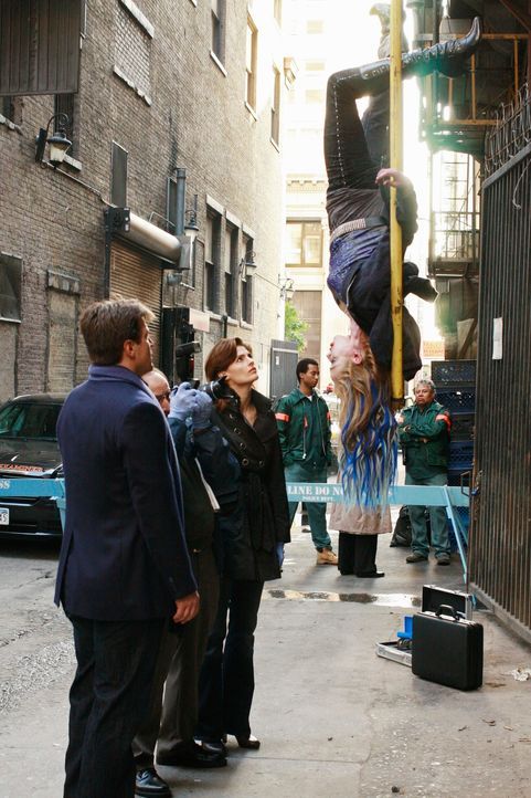 Am Tatort bietet sich Richard Castle (Nathan Fillion, l.), M.E. Sidney Perlmutter (Arye Gross, 2.v.l.) und Kate Beckett (Stana Katic, 2.v.r.) ein Bi... - Bildquelle: ABC Studios