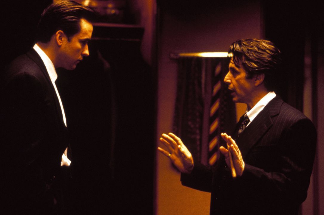 Bürgermeister John Pappas (Al Pacino, r.) ist das Idol seines Assistenten Kevin Calhoun (John Cusack, l.). Deshalb übernimmt Calhoun die undenkbare... - Bildquelle: Warner Bros. Television