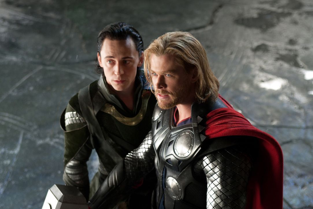 Während Thor (Chris Hemsworth, r.) von seiner Kampfeslust getrieben wird, gelingt es Loki (Tom Hiddleston, l.), seinen Intellekt und seine Hinterhäl... - Bildquelle: 2011 MVLFFLLC. TM &   2011 Marvel. All Rights Reserved.