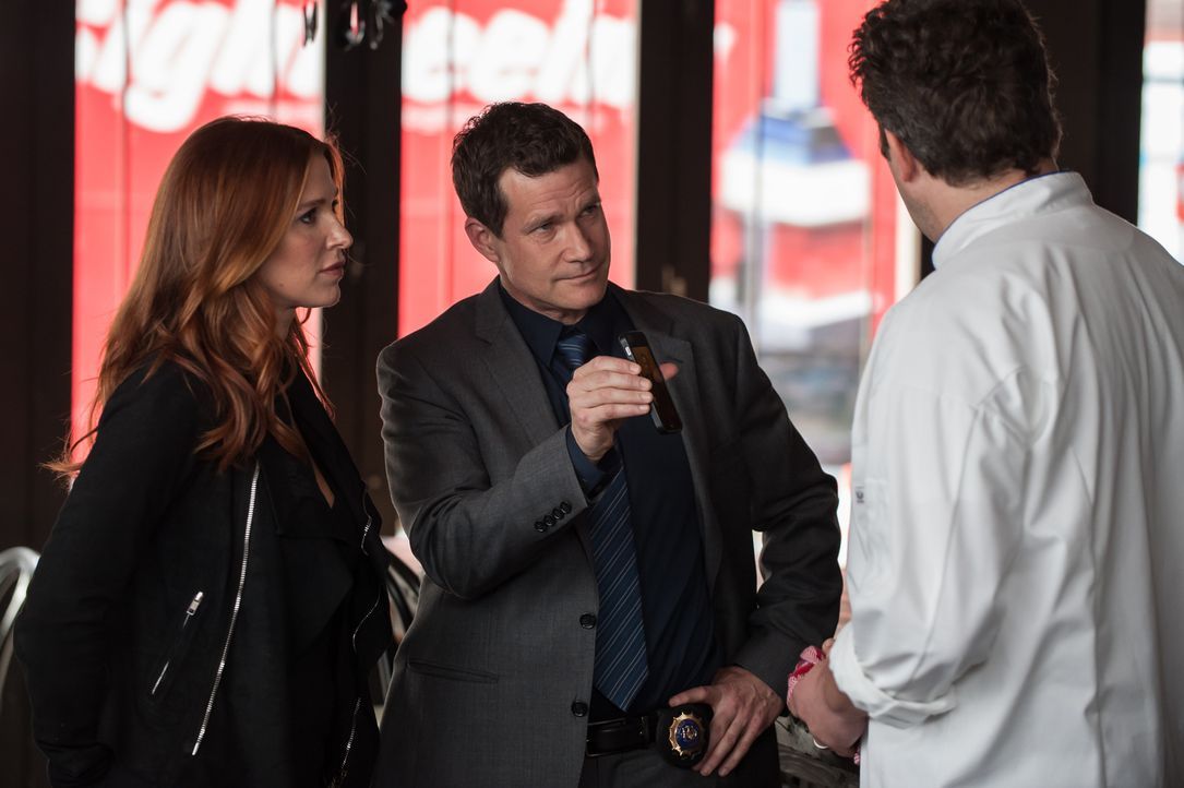 Nachdem ein Mitarbeiter der Küstenwache ermordet aufgefunden wird, entdecken Carrie (Poppy Montgomery, l.) und Al (Dylan Walsh, M.) in dessen Wohnun... - Bildquelle: 2014 Broadcasting Inc. All Rights Reserved.