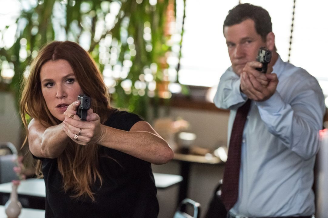 In einer Bäckerei bekommen es Al (Dylan Walsh, r.) und Carrie (Poppy Montgomery, l.) nicht nur mit terrorverdächtigen Besitzern, sondern auch mit ei... - Bildquelle: Jeff Neumann 2015, 2016 Sony Pictures Television Inc. All Rights Reserved. / Jeff Neumann