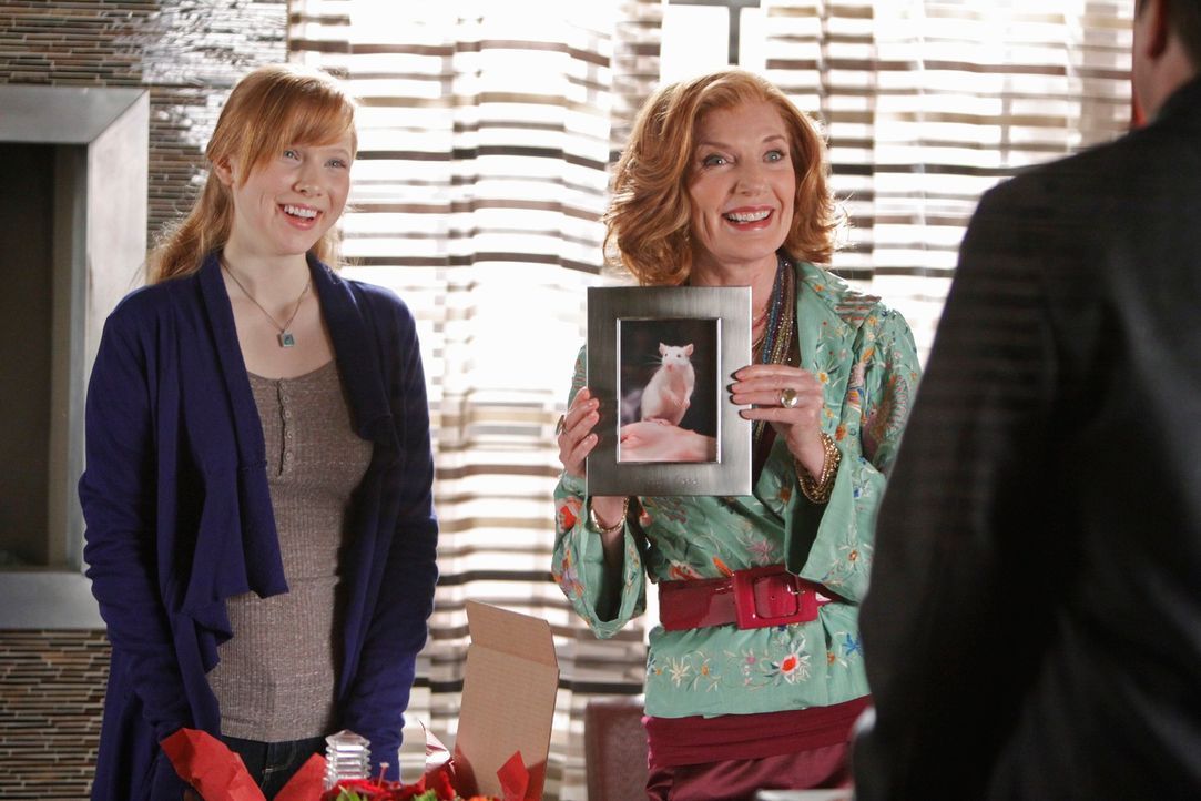Martha (Susan Sullivan, M.) zeigt Castle (Nathan Fillion, r.), was sich Alexis (Molly C. Quinn, l.) zum Valentinstag für ihren Freund hat einfallen... - Bildquelle: ABC Studios