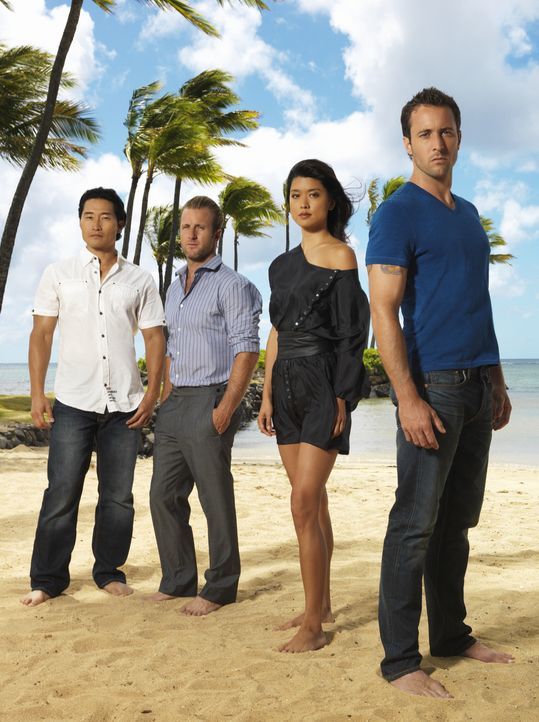 (2. Staffel) - Im Kampf gegen das organisierte Verbrechen im Paradies:  Steve McGarrett (Alex O'Loughlin, r.),  Danny Williams (Scott Caan, 2.v.l.),... - Bildquelle: TM &   CBS Studios Inc. All Rights Reserved.