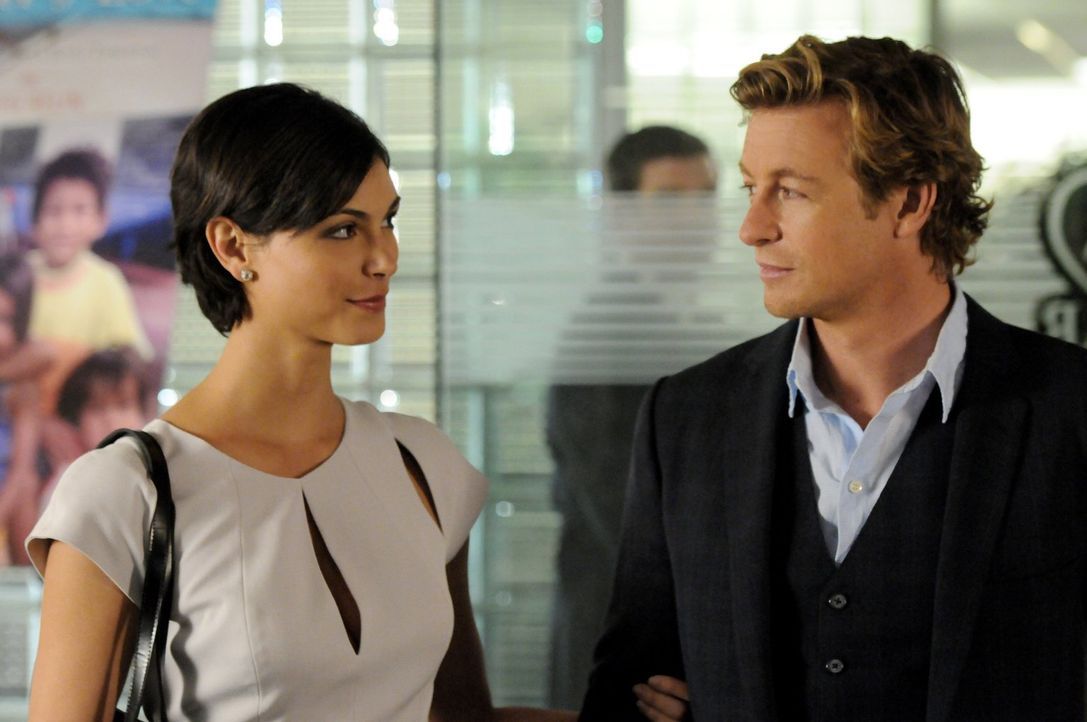 Patrick Jane (Simon Baker, r.) lässt die Mörderin Erica Flynn (Morena Baccarin, l.), die er vor einem Jahr hinter Gitter brachte, beurlauben. Sie gi... - Bildquelle: Warner Bros. Television