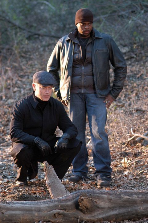 Zwei Polizisten in Baltimore sind an der Pest erkrankt. Connor (Neal McDonough, l.) und Powell (Troy Winbush, r.) suchen nach einen Hinweis des Kran... - Bildquelle: CBS Television