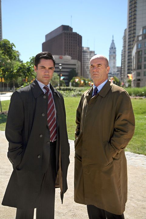 Versuchen, einen neuen Fall zu lösen: John (John Finn, r.) und Scott (Danny Pino, l.) ... - Bildquelle: Warner Bros. Television
