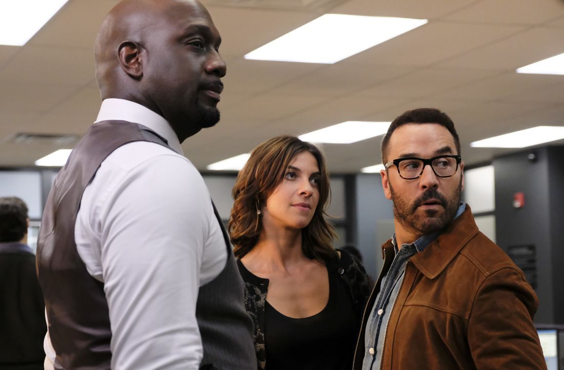Ahnen nicht, dass einige Schwierigkeiten auf sie zukommen: Detective Cavanaugh (Richard T. Jones, l.), Sara (Natalia Tena, l.) und Jeffrey (Jeremy P... - Bildquelle: Darren Michaels Darren Michales   2017 CBS Broadcasting, Inc. All Rights Reserved.