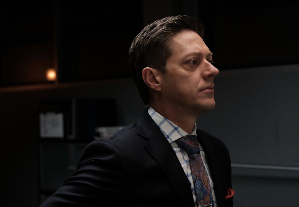 Können Überwachungsaufnahmen vom Tatort Aufschluss bringen? Avery (Kevin Rahm) geht den Indizien nach ... - Bildquelle: Warner Brothers