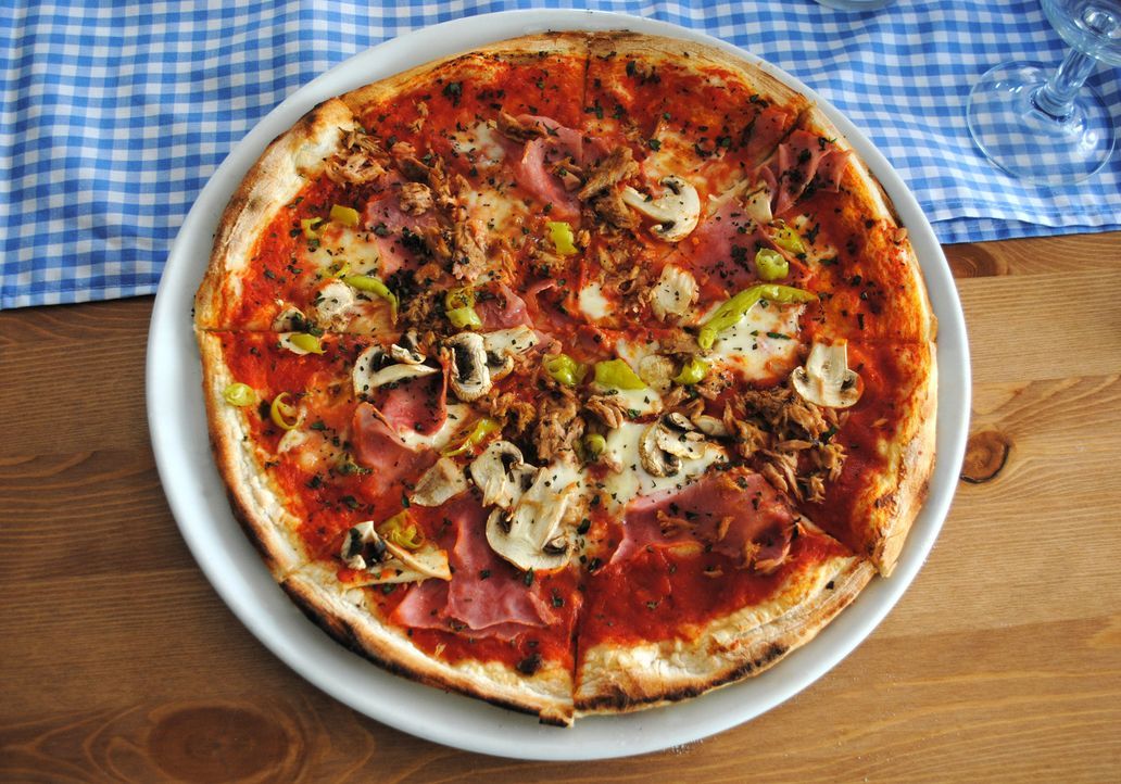 Beim finalen Testessen gibt's als Vorspeise den italienischen Klassiker: Pizza - doch wird sie die Gäste überzeugen können? - Bildquelle: kabel eins