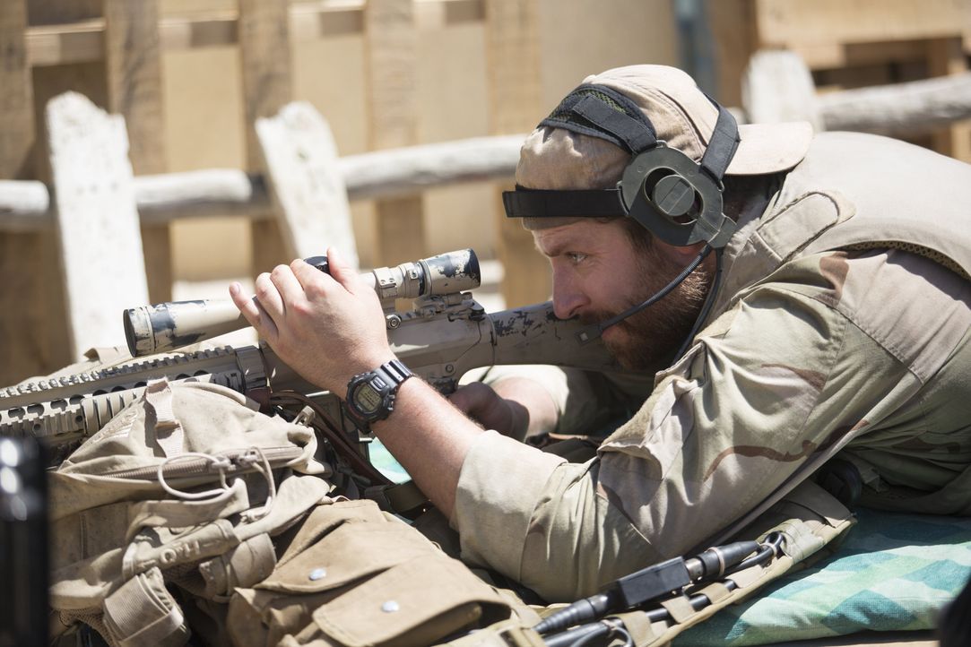 U.S. Navy SEAL Chris Kyle (Bradley Cooper) hat bei seinem Einsatz im Irak nur eines im Sinn: seine Kameraden zu schützen. Seine überragende Treffsic... - Bildquelle: 2014 Warner Bros. Entertainment Inc.