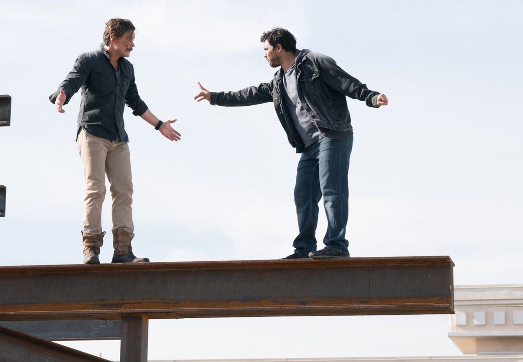 Als der Verdächtige Esparza (Gabriel Nunez, r.) die Flucht nach oben wählt und Riggs (Clayne Crawford, l.) ihn in schwindelerregender Höhe auf einem... - Bildquelle: Warner Brothers