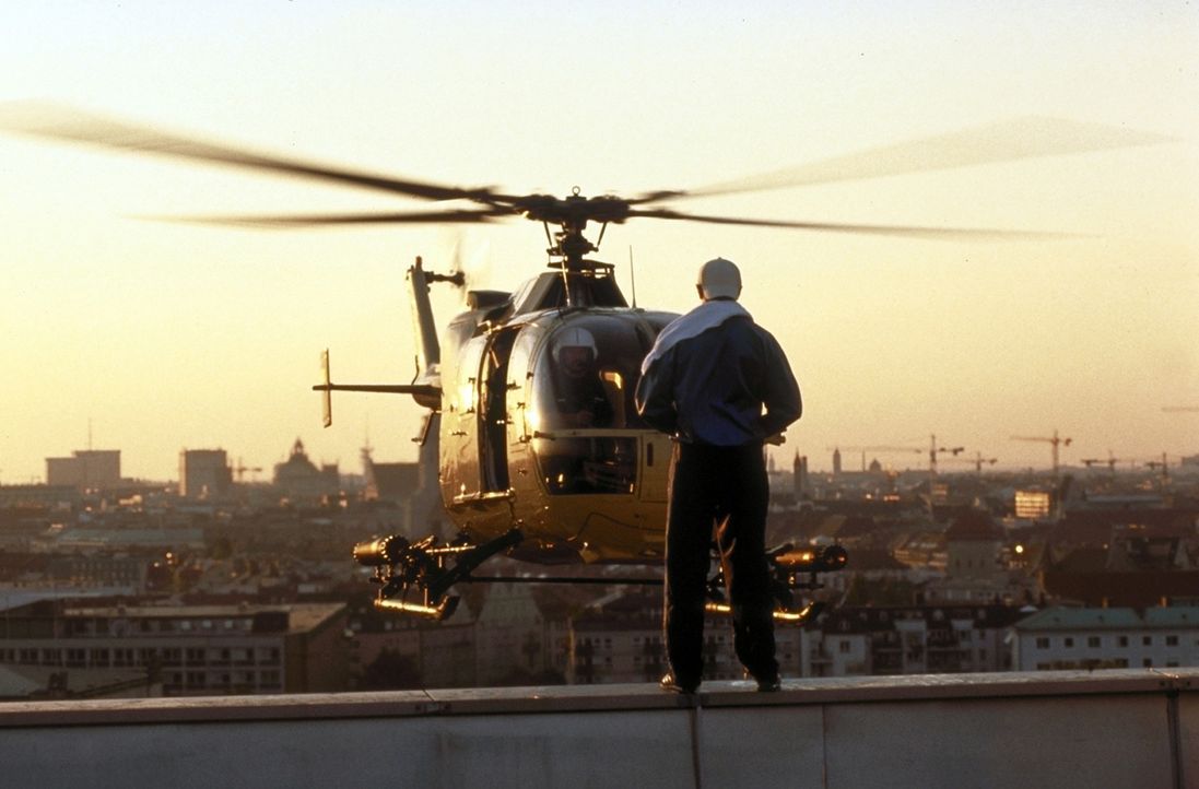 Beim Pinkeln vom Hochhausdach wird Stefan (Stefan Lust) von einem Hubschrauber überrascht ... - Bildquelle: Constantin Film