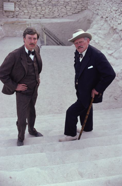Das jahrelange Suchen hat sich gelohnt: Carter (Robin Ellis, l.) und Lord Carnarvon (Harry Andrews, r.) haben das Grab des Tut-Ench-Amun entdeckt ... - Bildquelle: Columbia Pictures