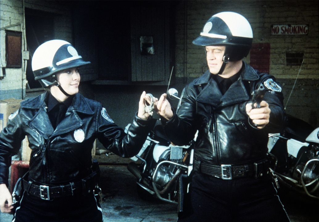 Die Katastrophe naht in Gestalt von Officer Kirkland (Colleen Camp, l.) und Tackleberry (David Graf, r.) ... - Bildquelle: Warner Bros.