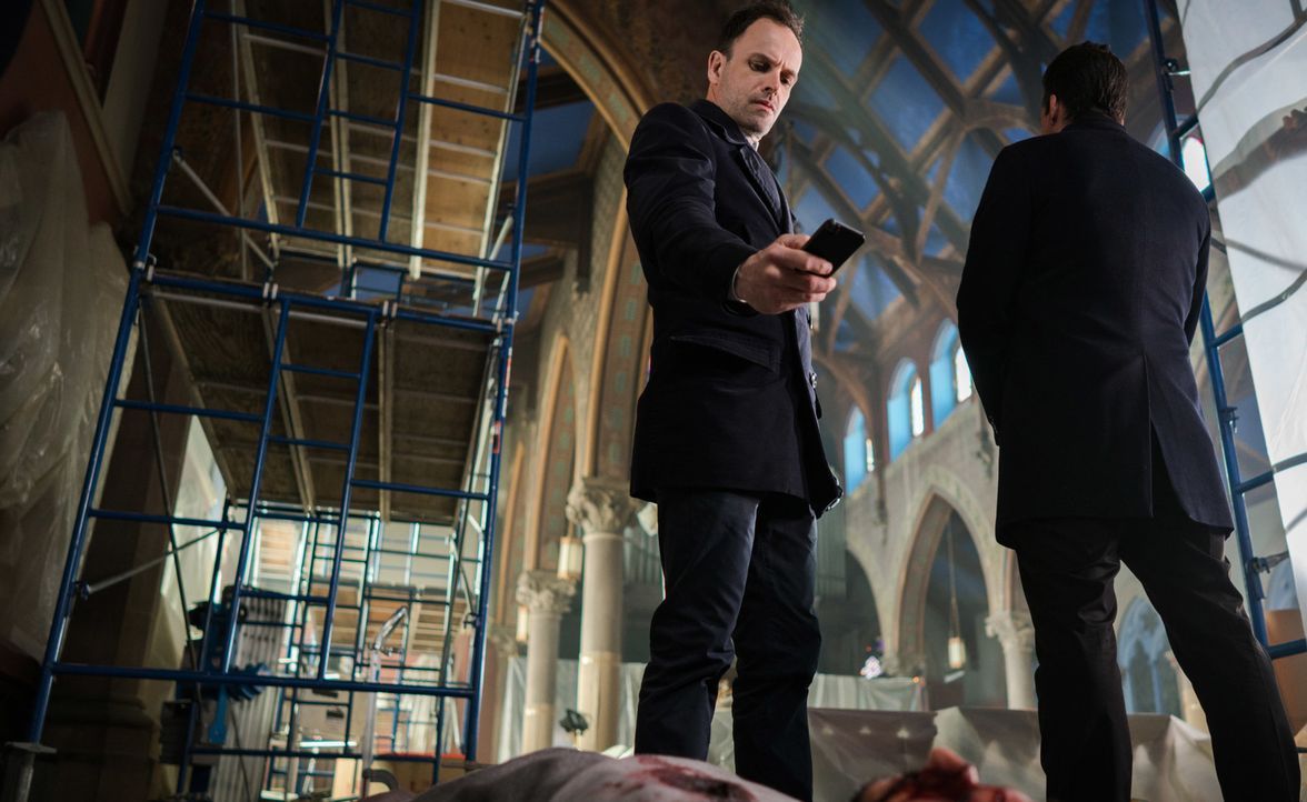 Dank eines Mitarbeiters von Morland werden Holmes (Jonny Lee Miller) und Watson vor einer Bombenexplosion in ihrem Haus bewahrt. Kurz darauf entdeck... - Bildquelle: Michael Parmelee 2016 CBS Broadcasting Inc. All Rights Reserved.
