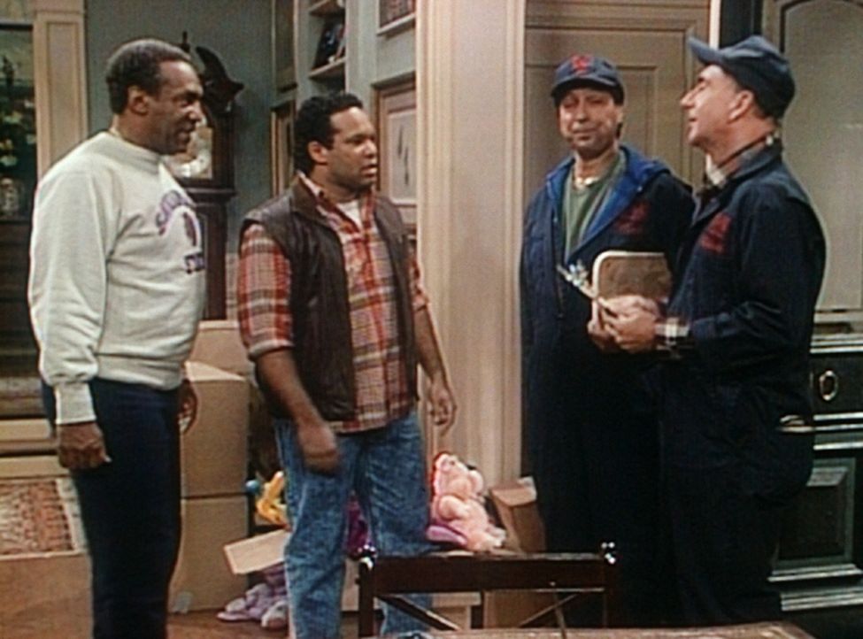 Elvin (Geoffrey Owens, 2.v.l.) und Cliff (Bill Cosby, l.) klären mir den Möbelpackern Dan (Dick Vitale, r.) und John (Jim Valvano) die letzten Det... - Bildquelle: Viacom