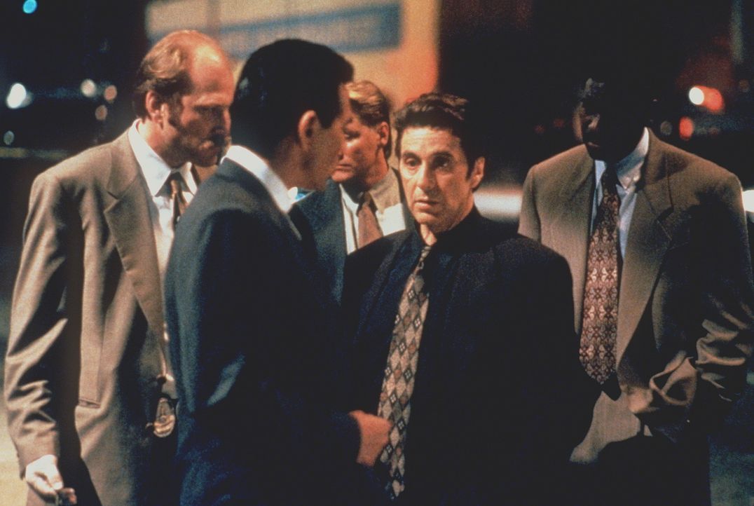 Zwei Perfektionisten stehen sich gegenüber: Der Boss des organisierten Verbrechens und der beste Leutnant der Stadt, Vincent Hanna (Al Pacino, 2.v.... - Bildquelle: Warner Bros.