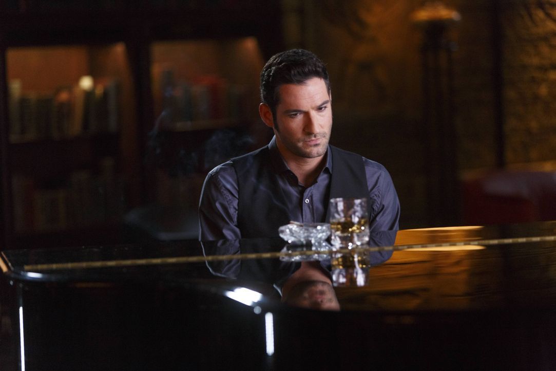Noch ahnt Lucifer (Tom Ellis) nicht, wie weit Amenadiel gehen wird, um ein Geheimnis zu schützen ... - Bildquelle: 2016 Warner Brothers