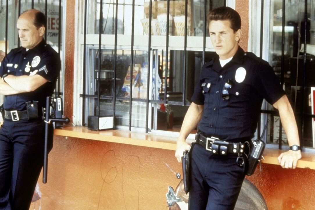 Der junge, aggressive Cop Danny McGavin (Sean Penn, r.) glaubt noch an die Macht der Polizei. Routinier Bob Hodges (Robert Duvall, l.) dagegen weiß,... - Bildquelle: Orion Pictures Corporation