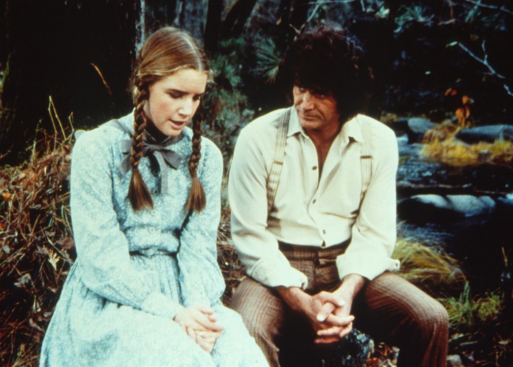 Laura (Melissa Gilbert, l.) erklärt ihrem Vater (Michael Landon, r.), dass sie die Liebe des taubstummen Daniel Page nicht erwiedern kann. - Bildquelle: Worldvision