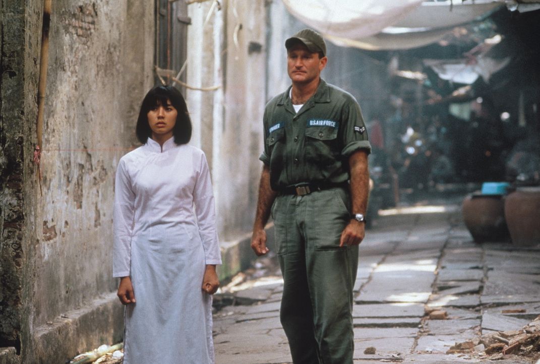 Adrian Cronauer (Robin Williams, r.) verliebt sich in die Vietnamesin Trinh (Chintara Sukapatana, l.), was ihm zum Verhängnis wird ... - Bildquelle: Touchstone Pictures