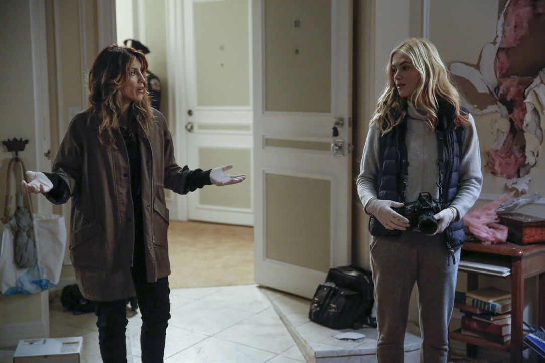 Quinn (Jennifer Esposito, l.) und Bishop (Emily Wickersham, r.) sind geschockt, als sie McGees Apartment im völligen Chaos vorfinden. Was könnte der... - Bildquelle: 2016 CBS Broadcasting, Inc. All Rights Reserved
