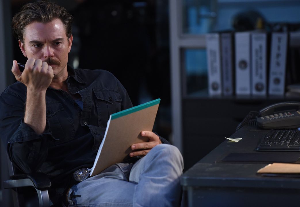 Nachdem ein Mafioso mit einer Gabel erstochen wird, müssen Riggs (Clayne Crawford) und Murtaugh es mit dem organisierten Verbrechen aufnehmen ... - Bildquelle: Warner Brothers