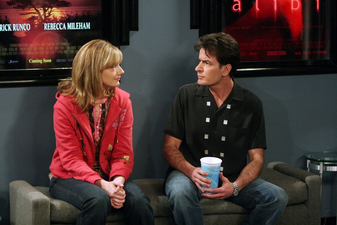 Charlie (Charlie Sheen, r.) und Myra (Judy Greer, l.) entdecken ihre Sympathie füreinander ... - Bildquelle: Warner Brothers Entertainment Inc.