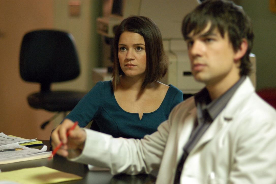 Zwei Studenten bekommen nach einem  bekommen einen epileptischen Anfall und fallen ins Koma. Miles McCabe (Christopher Gorham, r.) und Eva Rossi (An... - Bildquelle: CBS Television