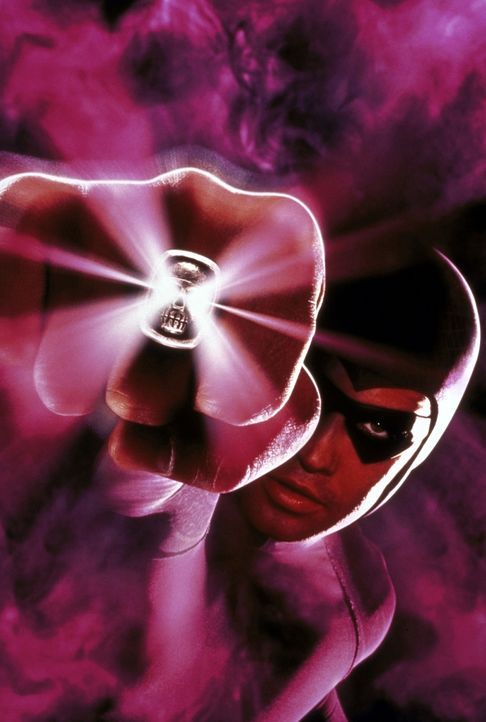 Das Phantom (Billy Zane) besitzt einen magischen Totenkopfring, der ihm große Kraft verleiht ... - Bildquelle: Paramount Pictures