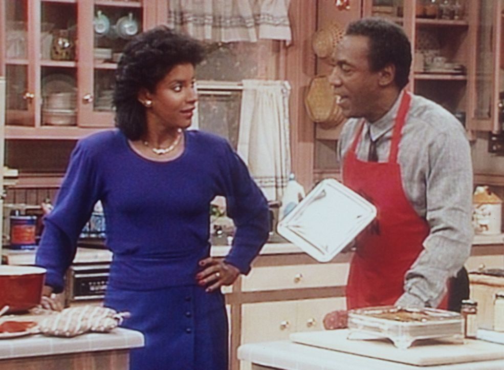 Cliff (Bill Cosby, r.) zeigt seiner Frau Clair (Phylicia Rashad, l.) den Süßkartoffelauflauf, den er für das Abendessen zubereitet hat. - Bildquelle: Viacom