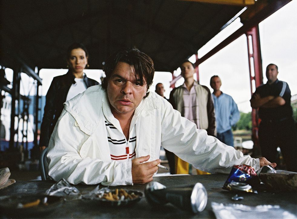 Ein Kokaindealer soll einen Deal über eine Million Ecstasypillen mit Duke (Jamie Foreman) abwickeln, der genau der Kategorie unberechenbarer Gangst... - Bildquelle: 2004 Columbia Pictures Industries, Inc. All Rights Reserved.