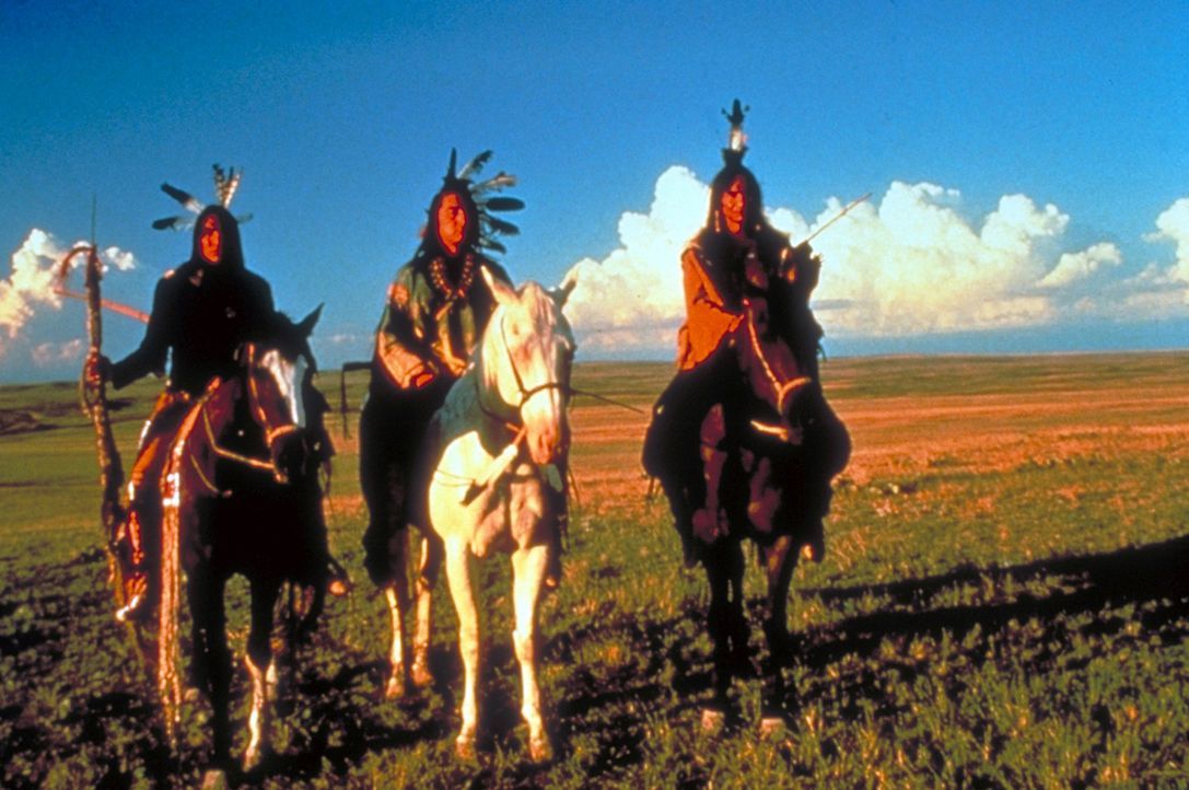 Anfangs hat John noch Angst vor der Bedrohung durch die Sioux-Indianer und dessen Häuptling "Strampelnder Vogel" (Graham Greene, M.). Doch nach ein... - Bildquelle: Orion Pictures Corporation