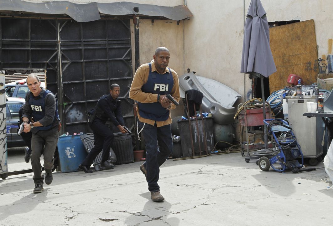 Für Sam (Forest Whitaker, r.), John (Michael Kelly, l.) und das restliche Team, beginnt ein Wettlauf mit der Zeit, um eine entführte Frau, vor dem T... - Bildquelle: ABC Studios