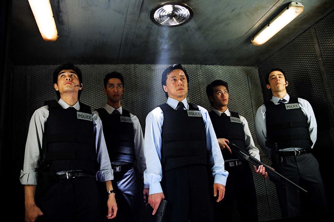 Inspektor Wing (Jackie Chan, M.) ist der beste Cop von Hongkong. Nun aber stößt seine Kunst an ihre Grenzen, und zwar ausgerechnet im Falle einer... - Bildquelle: E.M.S.