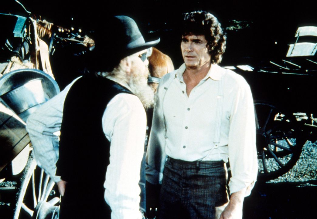Charles (Michael Landon, r.) ist auf der Suche nach Laura, Albert und Dylan. Von einem alten Mann, der die Kinder gesehen hat, erhält er einen Hinw... - Bildquelle: Worldvision