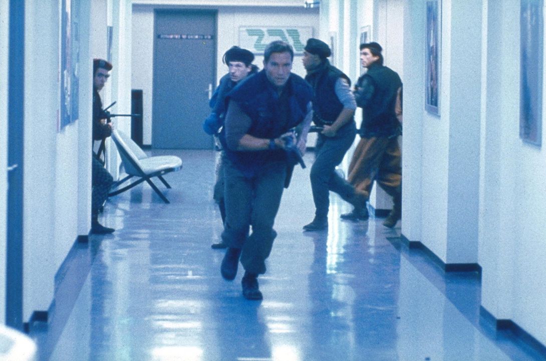 Ben (Arnold Schwarzenegger, vorne) gelingt es, während der blutigen Jagd den Spieß umzudrehen: Zusammen mit einer Rebellentruppe versucht er, den... - Bildquelle: Home Box Office