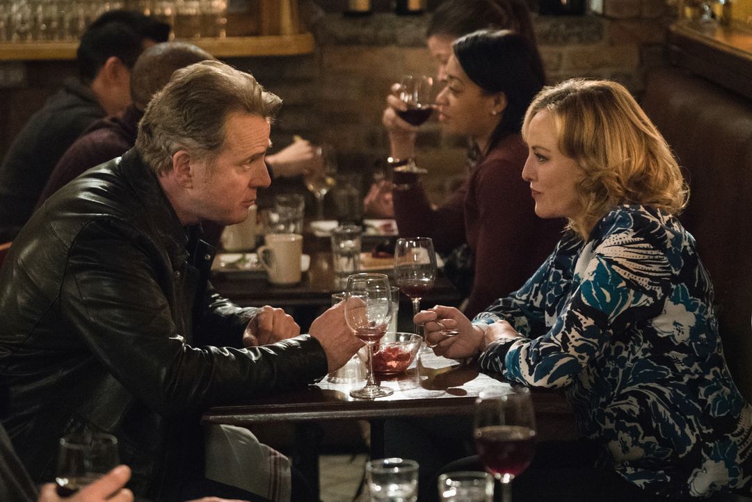 Als Captain Gregson (Aidan Quinn, l.) und seine Freundin Paige (Virginia Madsen, r.) zufällig Watson in einem Restaurant treffen, beendet Paige kurz... - Bildquelle: Michael Parmelee 2016 CBS Broadcasting Inc. All Rights Reserved.