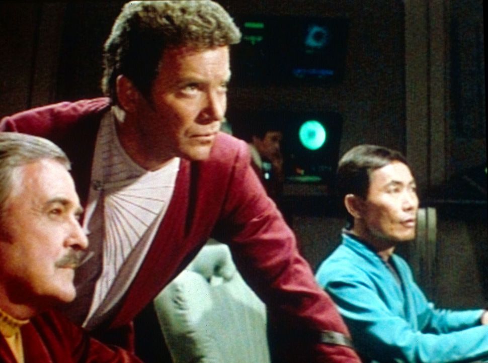 Captain Kirk (William Shatner, M.) führt Scotty (James Doohan, l.) und Sulu (George Takei, r.) in ein Gefecht mit den Klingonen. - Bildquelle: Paramount Pictures