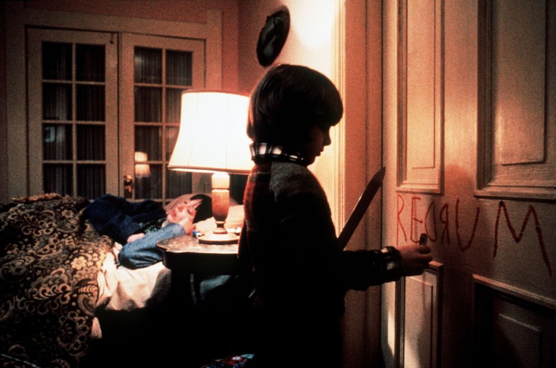 Während seine Mutter Wendy (Shelley Duvall, l.) beruhigt schläft, versucht der kleine Danny (Danny Lloyd, r.), seine Ängste bildlich darzustellen... - Bildquelle: Warner Bros.