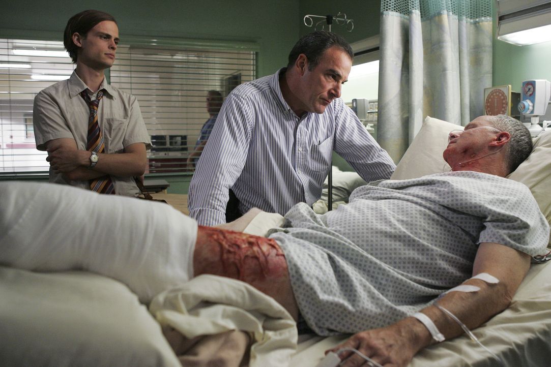 (v.l.n.r.) Dr. Spencer Reid (Matthew Gray Gubler, l.); Jason Gideon (Mandy Patinkin, M.);  Dan Tracy  (Scott Conte, r.) - Bildquelle: Justin Lubin 2005 CBS BROADCASTING INC. All Rights Reserved. / Justin Lubin