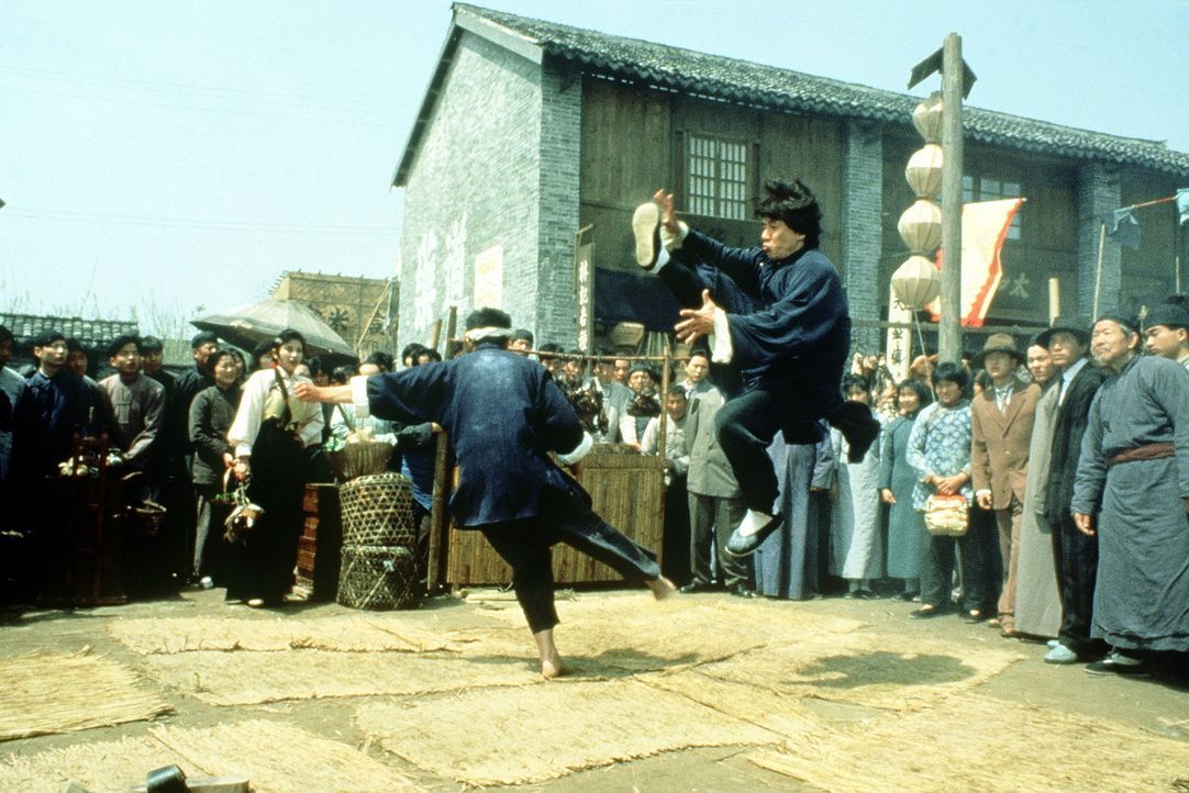 Kampfkunstexperte Wong Fei-Hong (Jackie Chan, r.) wollte nur mit einer Ginseng-Wurzel den Zoll umgehen, doch jetzt muss er sich mit professionellen... - Bildquelle: Miramax Films